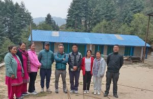Enseignant financé par Nepal Authentic Trek dans un village de montagne au Népal